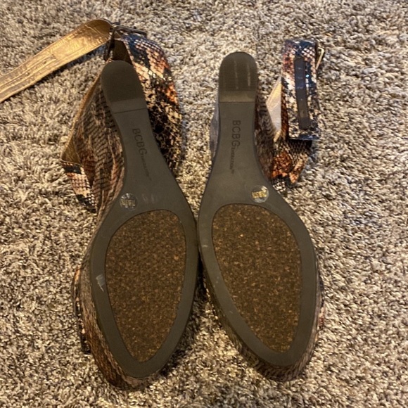 BCBGeneration Platform Wedges Size 7.5 - Picture 6 of 6